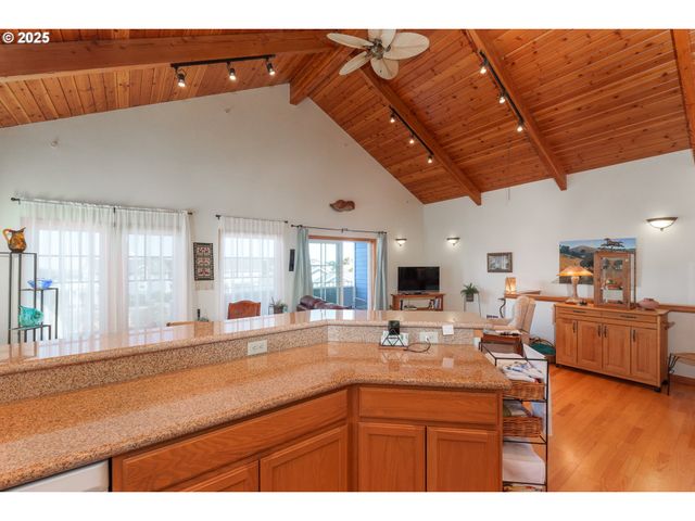 1327 VILLAGE Loop, Bandon, OR 97411