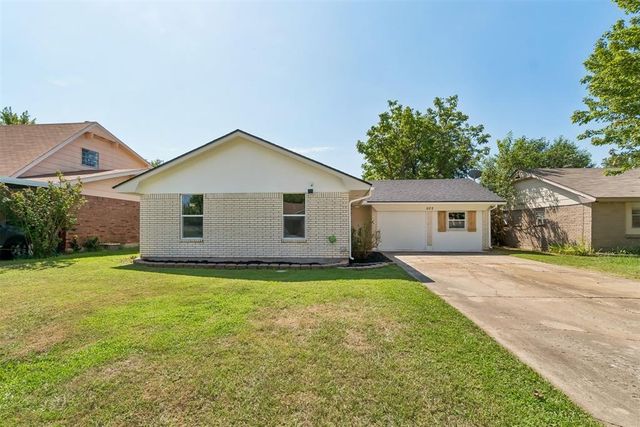 602 Crestmoor Drive, Moore, OK 73160
