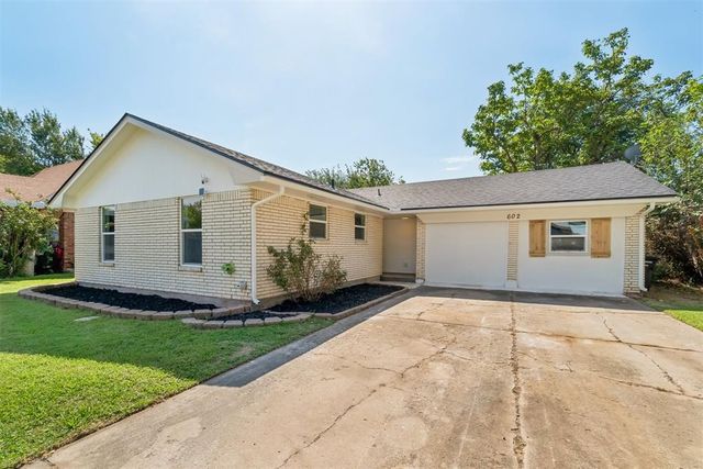 602 Crestmoor Drive, Moore, OK 73160