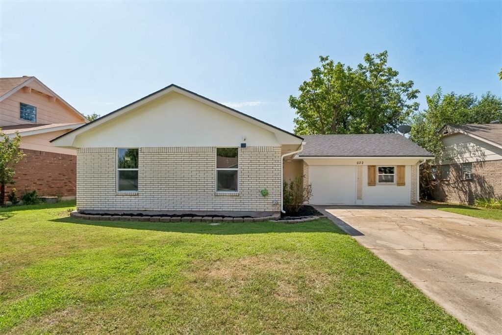 602 Crestmoor Drive, Moore, OK 73160