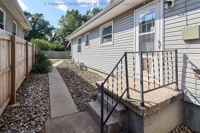877 S Washington Street, St Albans, WV 25177