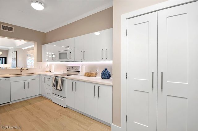 105 La Peninsula BLVD 105, Naples, FL 34113