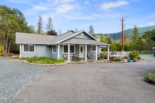 8939 Monument Drive, Grants Pass, OR 97526