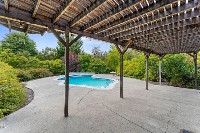 8939 Monument Drive, Grants Pass, OR 97526