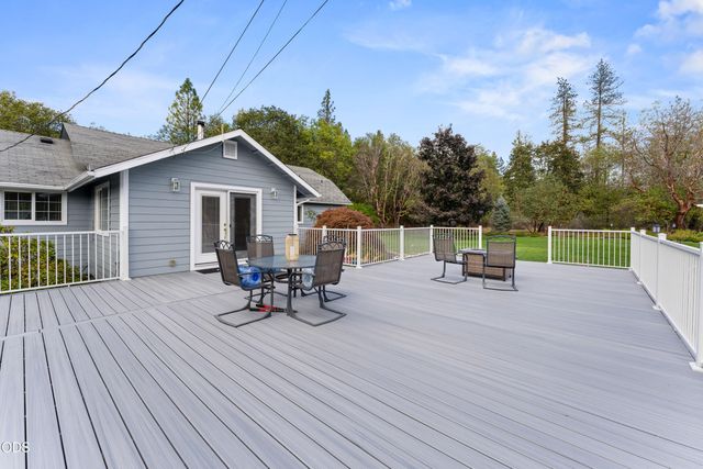 8939 Monument Drive, Grants Pass, OR 97526