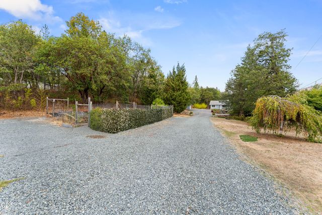 8939 Monument Drive, Grants Pass, OR 97526