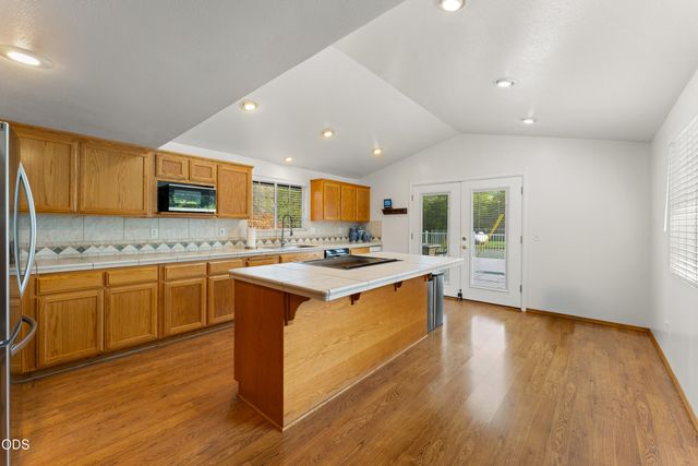 8939 Monument Drive, Grants Pass, OR 97526