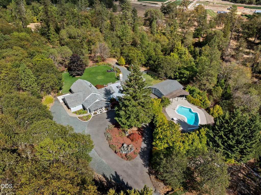 8939 Monument Drive, Grants Pass, OR 97526