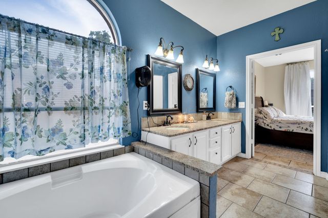 517 Crawford Drive, Burleson, TX 76028