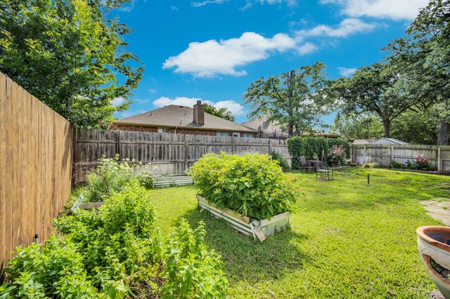 517 Crawford Drive, Burleson, TX 76028