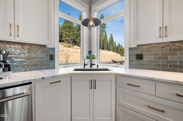2169 NW Skyline Ranch Road, Bend, OR 97703