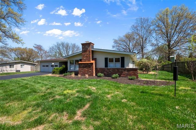 760 Pebbleshire Lane, St Louis, MO 63122