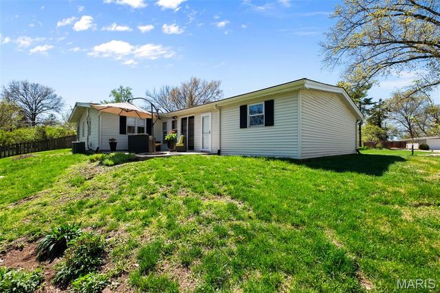 760 Pebbleshire Lane, St Louis, MO 63122