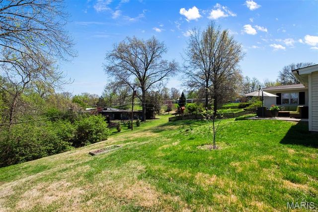 760 Pebbleshire Lane, St Louis, MO 63122