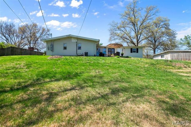 760 Pebbleshire Lane, St Louis, MO 63122