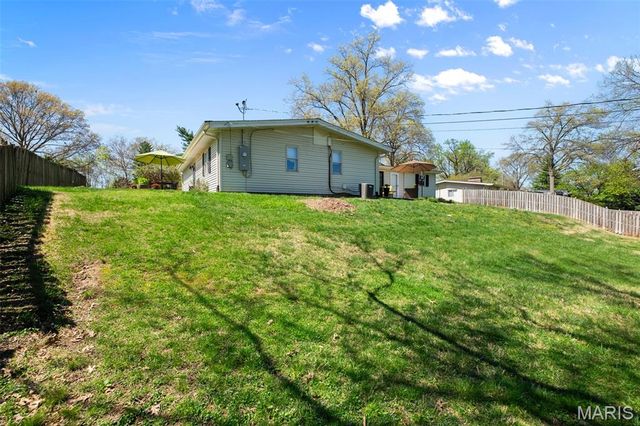 760 Pebbleshire Lane, St Louis, MO 63122