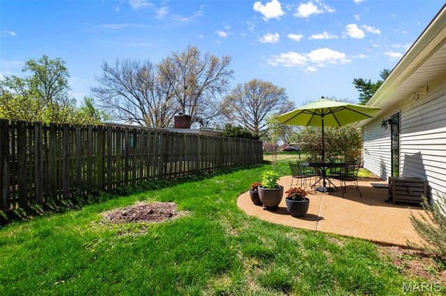 760 Pebbleshire Lane, St Louis, MO 63122