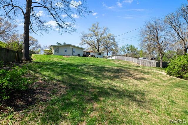 760 Pebbleshire Lane, St Louis, MO 63122