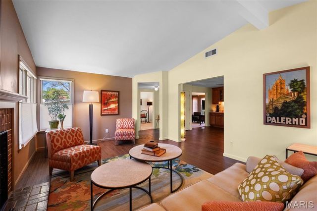 760 Pebbleshire Lane, St Louis, MO 63122