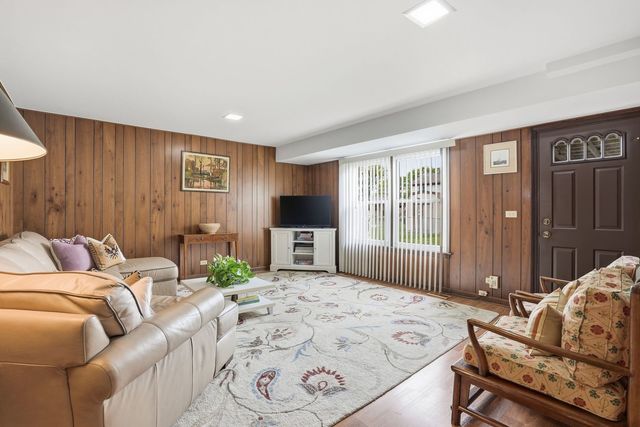 1308 E Thayer Street, Mount Prospect, IL 60056