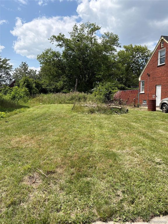 114215 Sorrento, Detroit, MI 48227