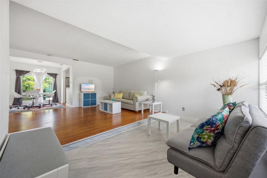 Image 3 of property listing at 310 40TH STREET S, St Petersburg, FL 33711