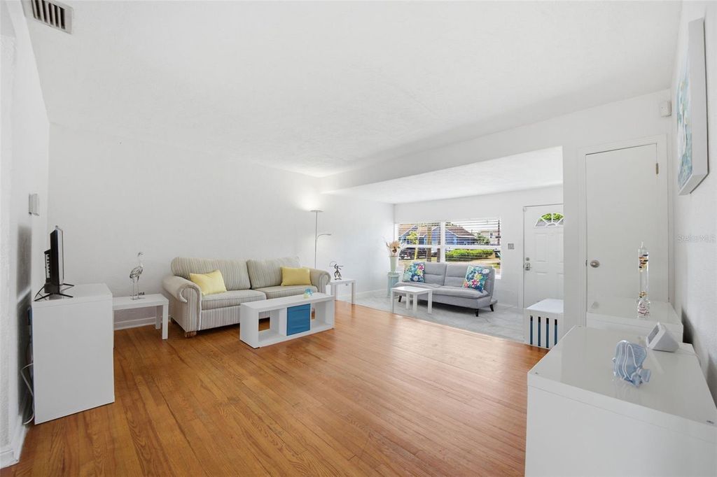 Image 4 of property listing at 310 40TH STREET S, St Petersburg, FL 33711