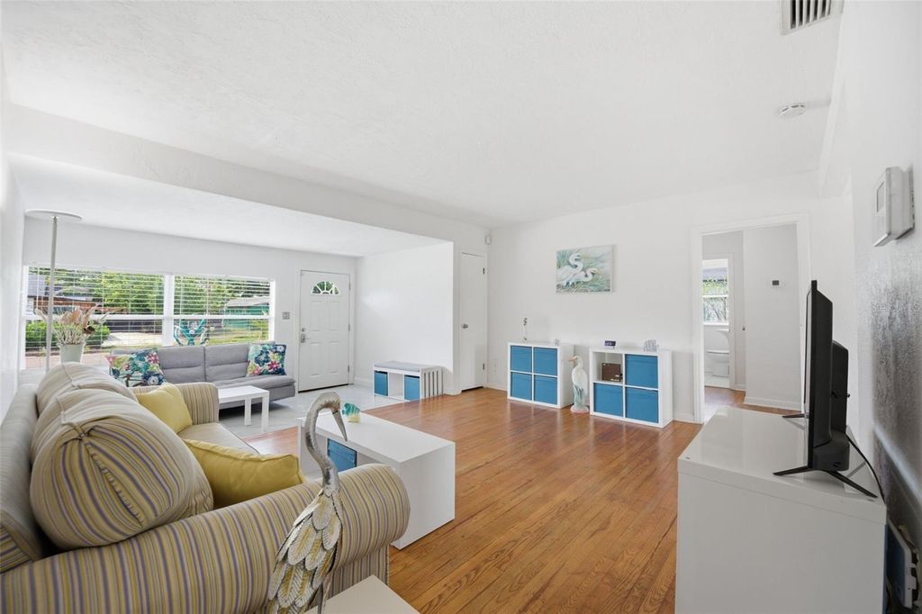 Image 5 of property listing at 310 40TH STREET S, St Petersburg, FL 33711