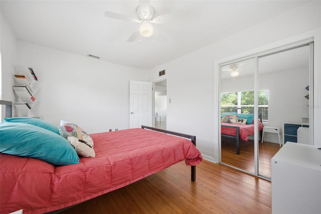 Image 10 of property listing at 310 40TH STREET S, St Petersburg, FL 33711