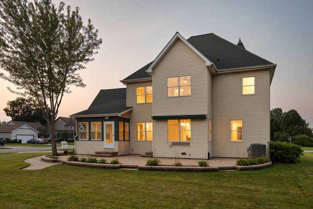 101 Nuthatch Drive, Woodstock, IL 60098