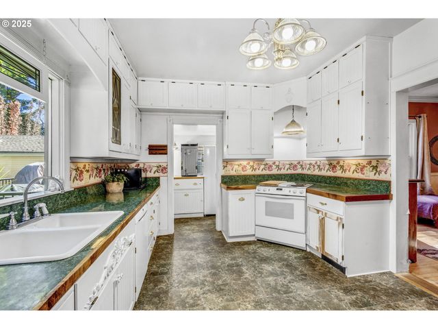 165 Se 33RD Ave, Hillsboro, OR 97123