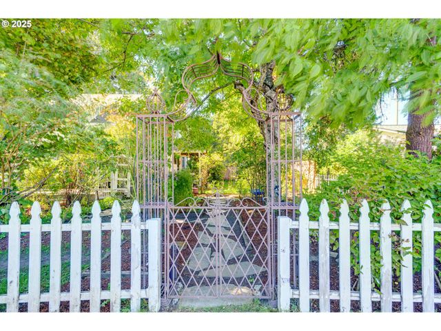 165 Se 33RD Ave, Hillsboro, OR 97123