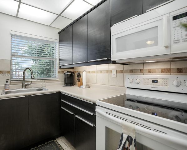 9370 Sunrise Lakes Blvd 308, Sunrise, FL 33322