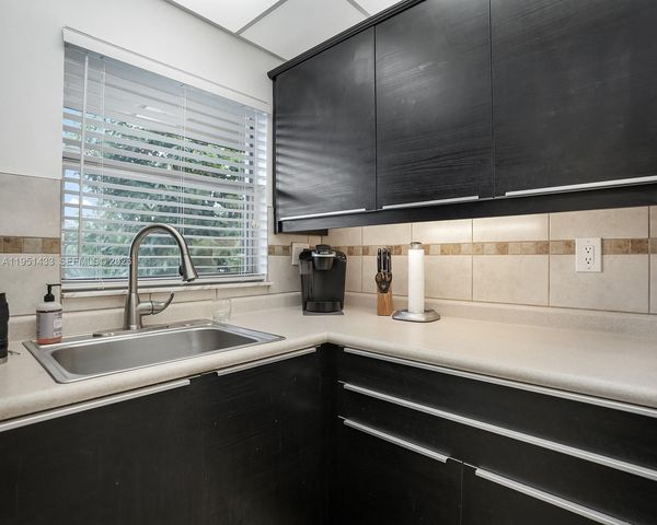 9370 Sunrise Lakes Blvd 308, Sunrise, FL 33322