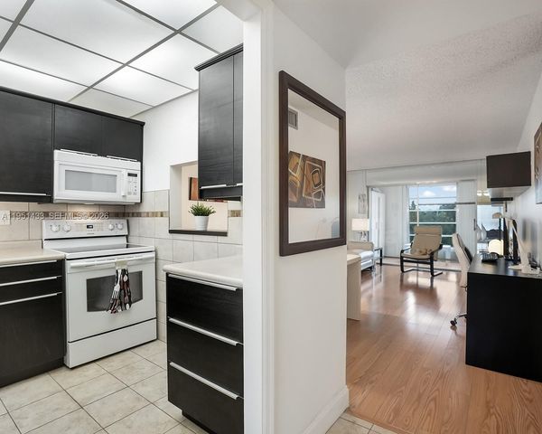 9370 Sunrise Lakes Blvd 308, Sunrise, FL 33322