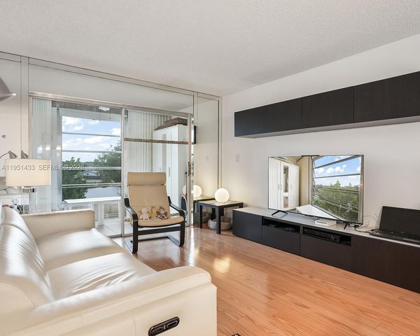 9370 Sunrise Lakes Blvd 308, Sunrise, FL 33322