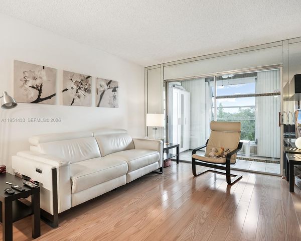 9370 Sunrise Lakes Blvd 308, Sunrise, FL 33322