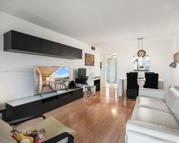 9370 Sunrise Lakes Blvd 308, Sunrise, FL 33322