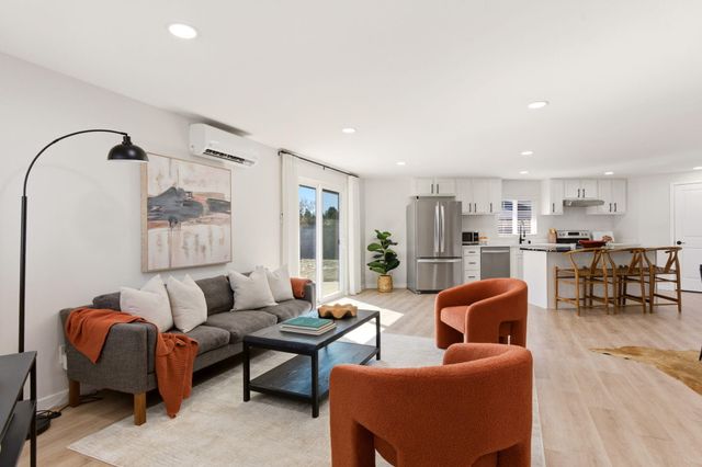 6352 Avenida La Costa NE, Albuquerque, NM 87109