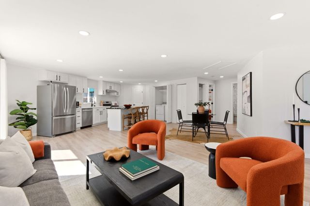 6352 Avenida La Costa NE, Albuquerque, NM 87109