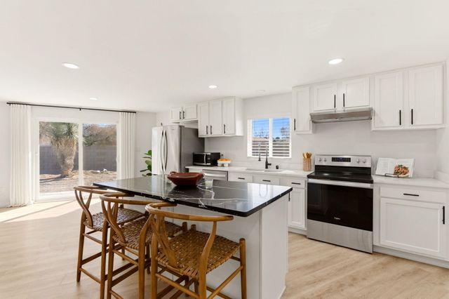 6352 Avenida La Costa NE, Albuquerque, NM 87109