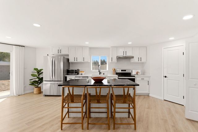 6352 Avenida La Costa NE, Albuquerque, NM 87109