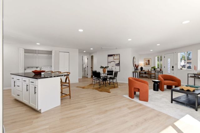 6352 Avenida La Costa NE, Albuquerque, NM 87109