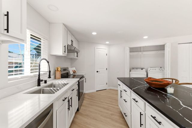 6352 Avenida La Costa NE, Albuquerque, NM 87109