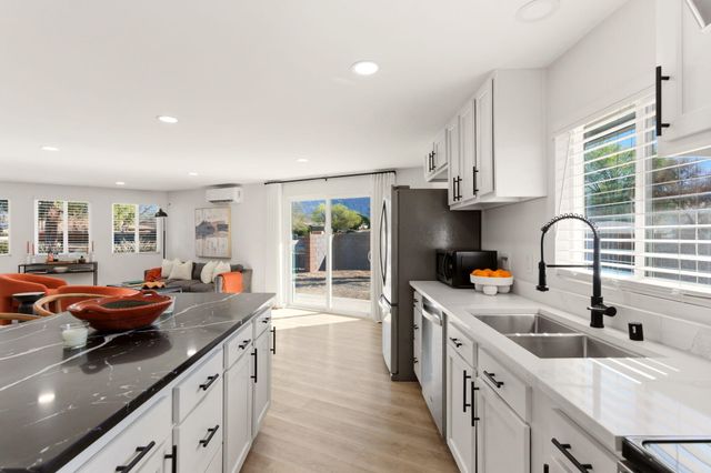 6352 Avenida La Costa NE, Albuquerque, NM 87109