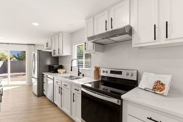 6352 Avenida La Costa NE, Albuquerque, NM 87109