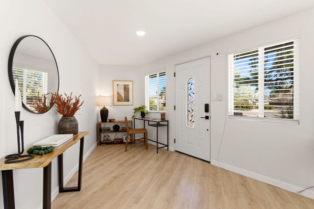 6352 Avenida La Costa NE, Albuquerque, NM 87109