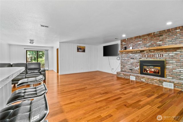 32827 12th Avenue SW, Federal Way, WA 98023