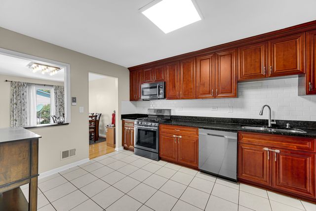 406 Hummingbird Court, Deerfield, IL 60015