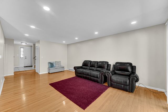 406 Hummingbird Court, Deerfield, IL 60015
